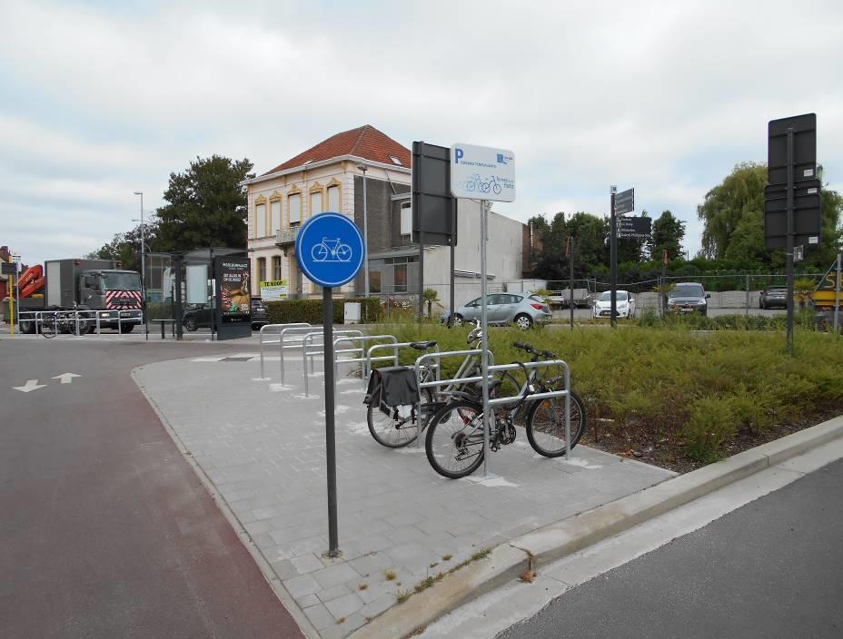 Plaatsing van fietsbeugels (147), conform technische fiche voor voorbehouden parkeerplaatsen voor fietsvoorzieningen, onder meer ter hoogte van Edgard Tinelplaats, Hoogpoortplein en Wilfordkaai