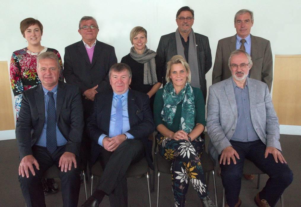 COLLEGE VAN BURGEMEESTER EN SCHEPENEN Van links naar rechts zittend: Hugo Maes, Luc De Ryck, Nele De Cleen (algemeen directeur), Geert Vandersickel Van links naar rechts staand: Lieve Truyman, Eddie