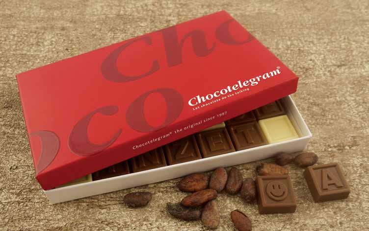 Chocotelegram in mooie rode geschenkdoos Je eigen tekst gemaakt van UTZ Certified chocolade van Barry Callebaut. Belgische, duurzame chocolade staat aan de basis van de lekkerste boodschap ter wereld.