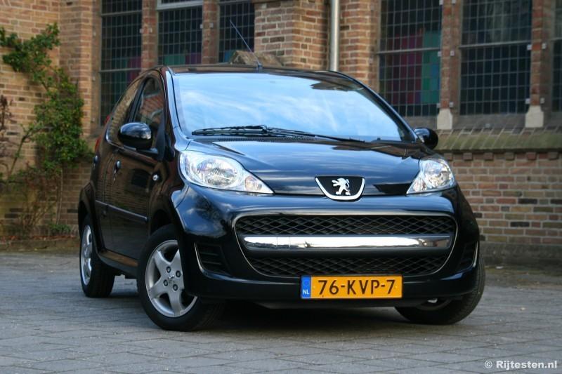 Pawel Piotrowski 22 april 2010 Nieuwe prikkels Bij een kleine auto hoort een kleine facelift. Dat moet Peugeot althans gedacht hebben bij het opfrissen van haar 107.