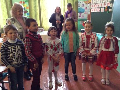 11.15 uur, We gaan naar en school in het dorp Mychalovka met 1.000 inwoners. Hier heeft Angelina gewoond. We worden ontvangen door de burgemeester. Al meer dan 35 jaar is hier niets veranderd.