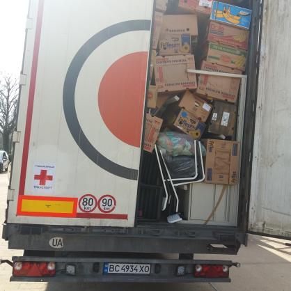 Van daaruit worden ze met zeven vrachtwagens (sommigen verder vol geladen met allerhande goederen),