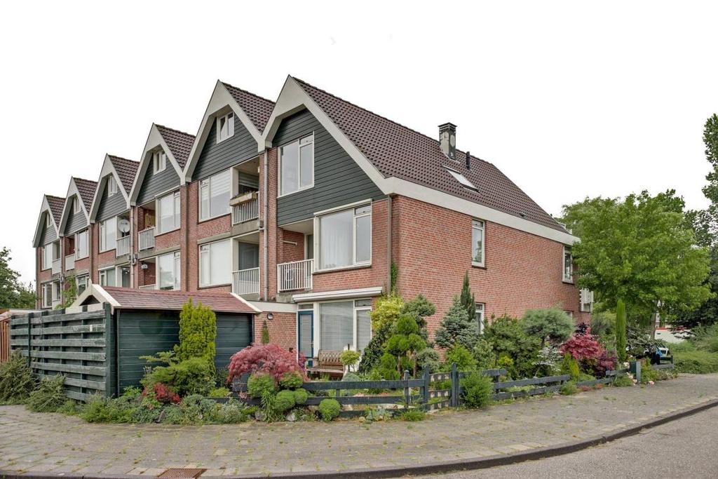 Omschrijving Rustig gelegen in de woonwijk Proosdij, nabij het centrum van Kudelstaart, bieden wij u dit mooie vierkamer-appartement.