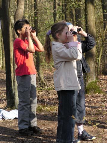 wandelen en vogels bekijken. Soms doen ze dat in een groepje.