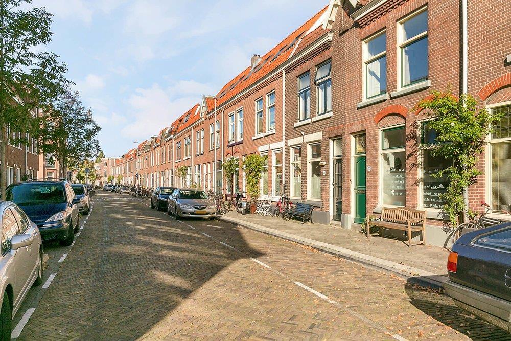 Ligging In een rustige straat vernoemd naar de romanschrijver Jacob van Lennep staat een ruime en fraaie tussenwoning (ca.