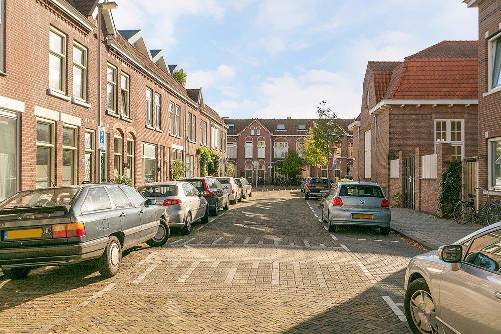 De woonwijk Nieuw Engeland ligt op nog geen vijf minuten fietsafstand van het oude stadscentrum van Utrecht en binnen tien minuten lopen is het Centraal Station van Utrecht te