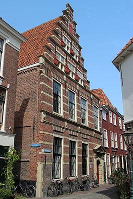 2. De Latijnse School op de hoek van de Lokhorststraat en de Schoolsteeg in Leiden (foto: Monumentenzorg Leiden) Het gebouw, dat nog steeds bestaat (alleen is het geen school meer), heeft een gevel