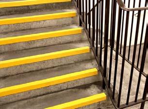Draagt u een dubbelzichtbril, wees dan extra voorzichtig op de trap. Ga altijd rustig de trap op en af. De trap achterwaarts afdalen is veiliger. Oefen dit de eerste keren met een begeleider.