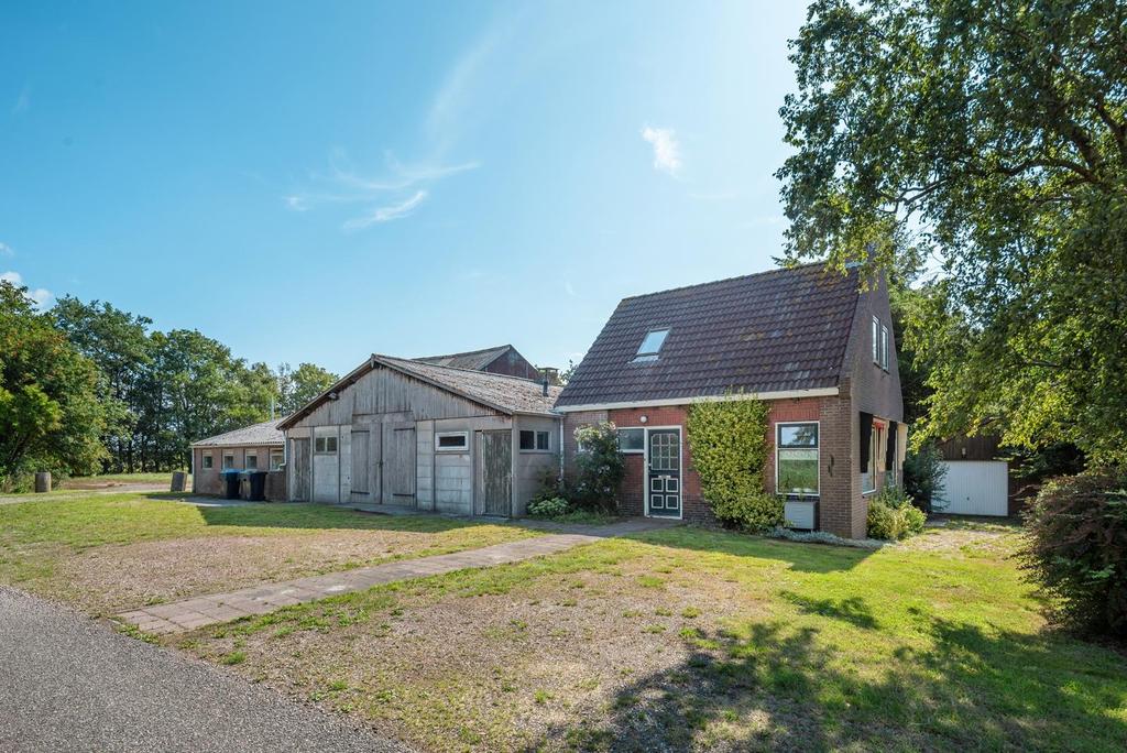 Rotsterhaule Richard Jungweg 3 Vraagprijs: 350.000, k.k. Aanvaarding: in overleg, kan spoedig Voormalige kleinschalige boerderij bestaande uit een woonhuis met stalruimte, houten schuur en kapschuur.