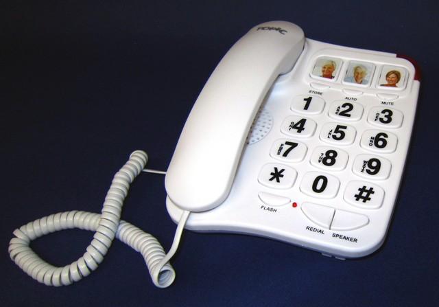 020001801 Topic Big Button, telefoon met grote toetsen (2,5 cm x 2,0 cm), zwarte cijfers op witte achtergrond, 13 geheugens waarvan 3 geheugentoetsen onder vorm van grote