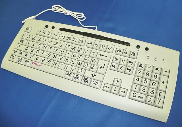 020001502 Toetsenbordstickers met brailleschrift voor computer of schrijfmachine QWERTY, witte achtergrond met zwarte karakters.