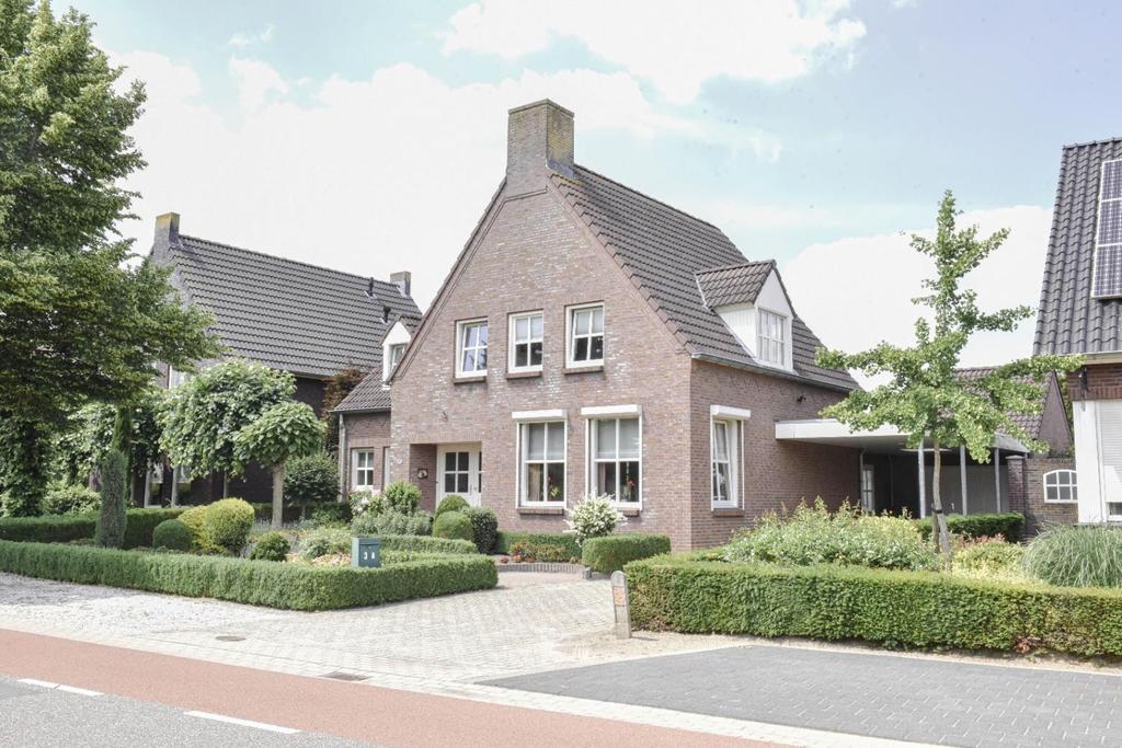 HIGHLIGHTS Zeer ruime vrijstaande woning op een prachtig perceel in Meterik Goed en netjes onderhouden Ruime garage met vlieringzolder en een carport voor 2 auto s Op de begane grond, een extra kamer