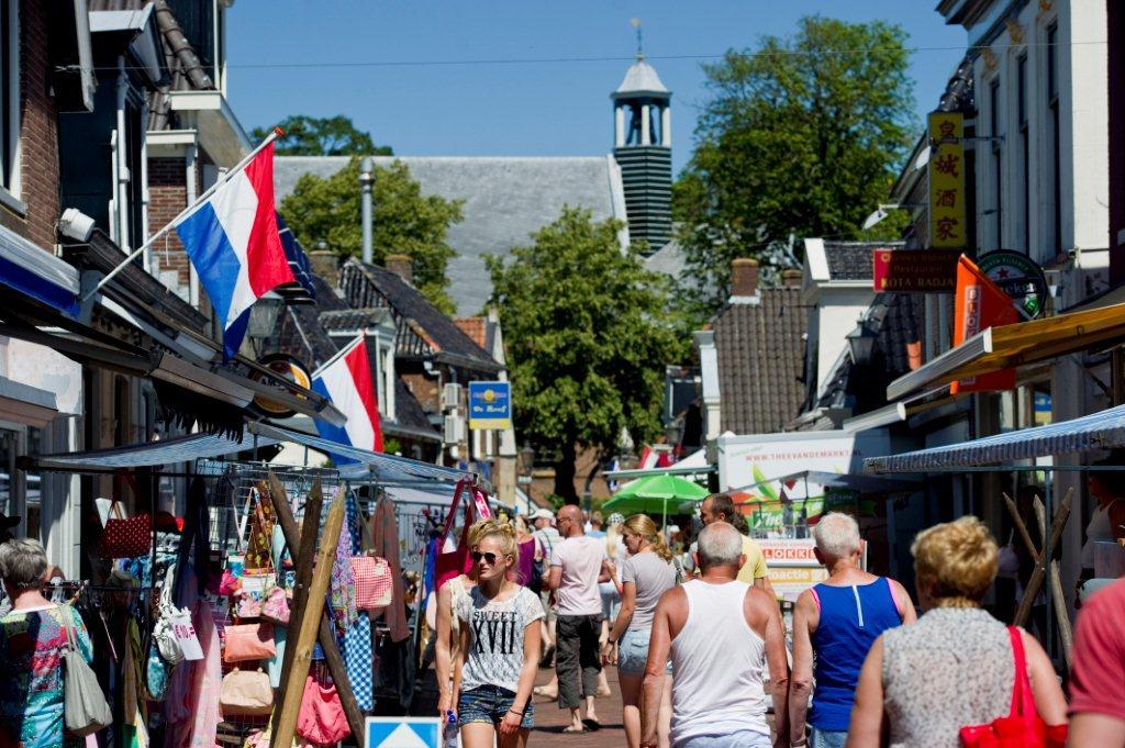 6. WINKELS IN DORPEN Met uitzondering van het dorp Grou bestaat er geen behoefte aan een specifiek geformuleerd winkelbeleid voor de dorpen in de gemeente Leeuwarden.