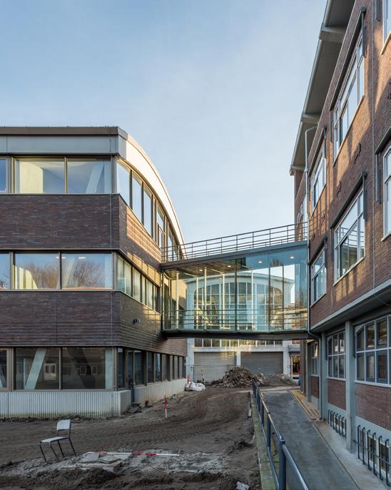 NLR, Amsterdam Het Nationaal Lucht- en Ruimtevaart laboratorium is een complex van gebouwen van Maaskant. In de loop van de tijd is het volgebouwd en werd het een onoverzichtelijk geheel.