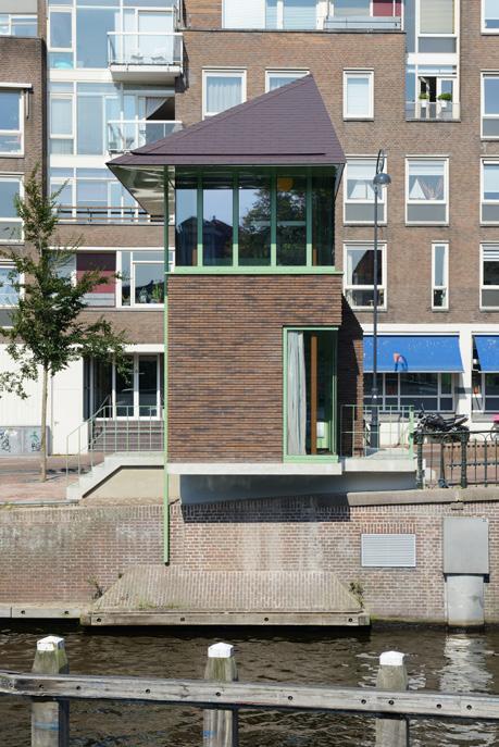 t Melkhuisje, Haarlem In het nieuwe brugwachtershuisje is het archetype huis vervormd, met aan de ene kant een groot overstek tegen de zon en aan de andere kant een buik voor de transformatorruimte