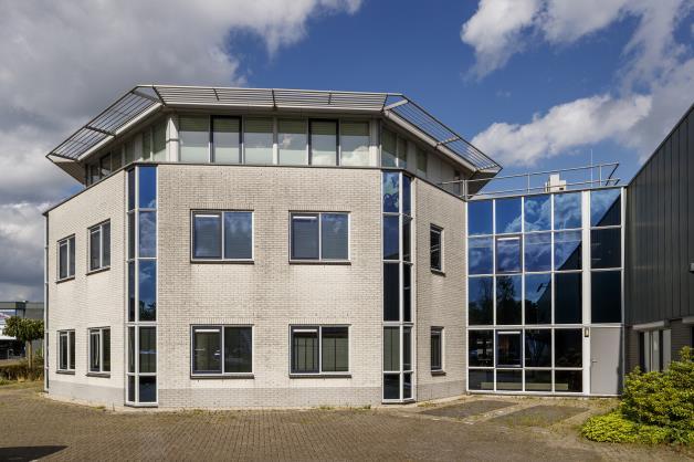 Omschrijving Het betreft hier kantoorunits gelegen in een modern en goed onderhouden, achthoekig kantoorgebouw bestaande uit 3