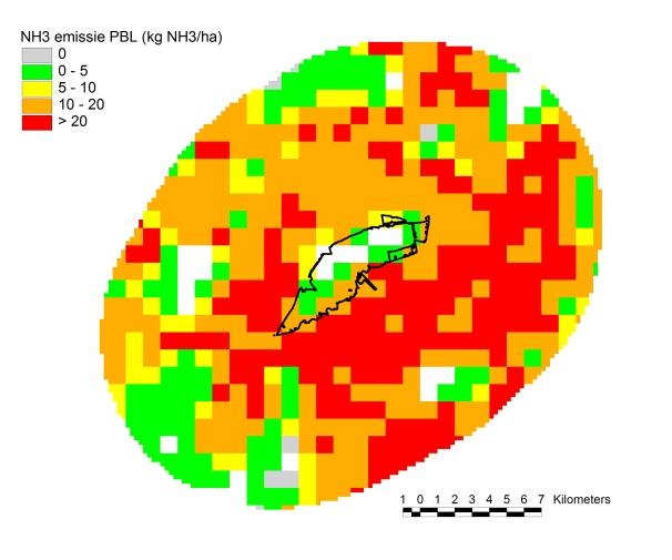 De op basis van de Aerius-aanwendingsemissie berekende depositie voor de 10 km zone bedraagt 93 mol ha -1 jr -1, die op basis van INITIATOR ligt iets lager: 91 mol ha -1 jr -1.