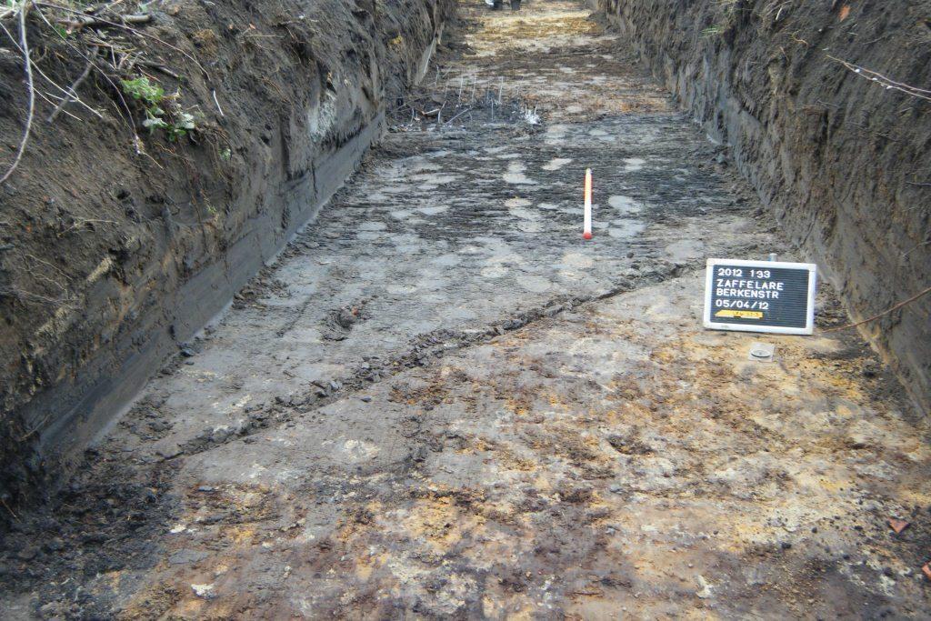 bodem werd in het westelijke deel van het terrein, waar het archeologisch niveau het hoogst onder het maaiveld ligt, gehinderd door de aanwezigheid van