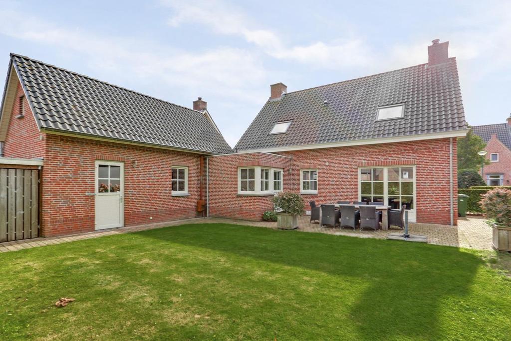 Tuin, berging & garage De achtertuin met eigen achterom is gelegen op het noorden en voorzien van sierbestrating, een terras,