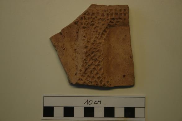 In sporen 222 en 223 werd telkens één wandscherf van een Badorf reliëfbandamfoor (fig. 26) gevonden. Deze worden in de Karolingische periode gedateerd rond het begin van de 10 de eeuw 8. Fig.