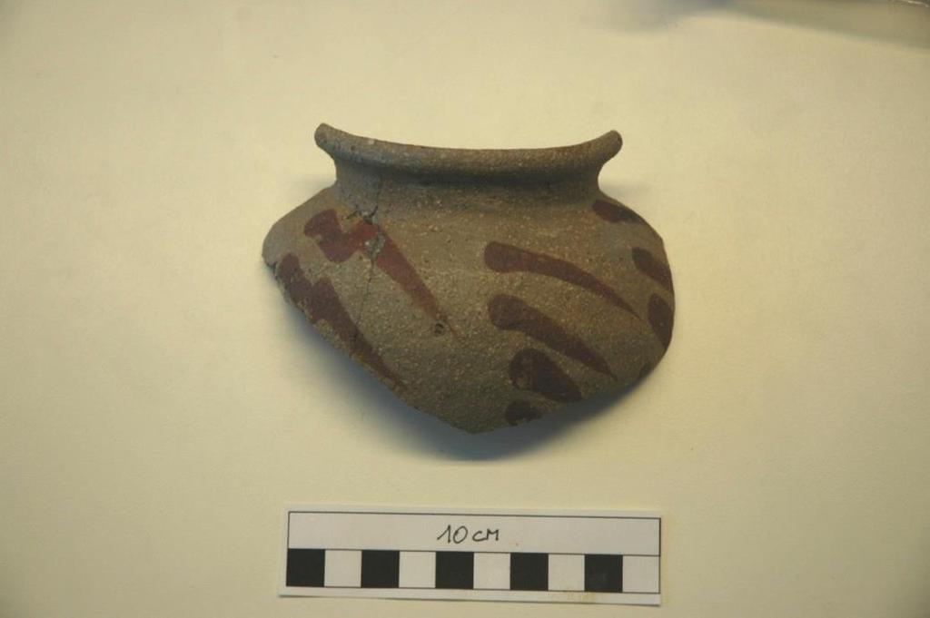 Omdat ronde randen chronologisch niet significant zijn, kan de ceramiek slechts gedateerd worden tussen 10 de en 13 de eeuw.