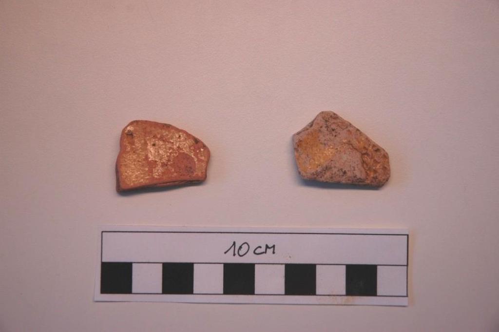 Er zijn twee scherven geglazuurde Maaslands witte ceramiek gevonden.