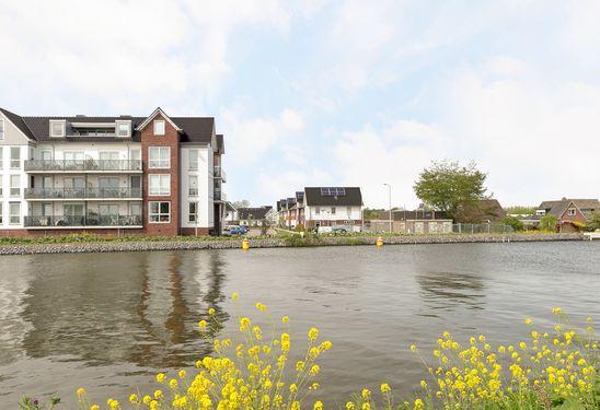 Deze 6- kamer hoekwoning beschikt over een ruime woonkamer met openslaande deuren naar de achtertuin, luxe woonkeuken voorzien van alle gemakken, vijf slaapkamers, moderne badkamer en een waskamer.