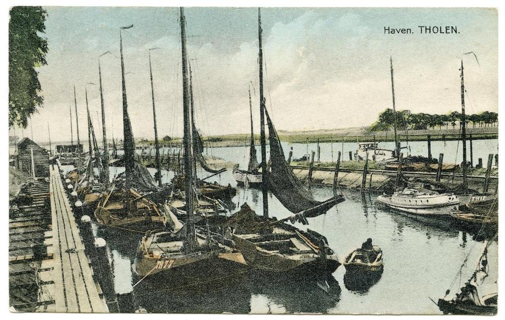 veerpont als verbinding. Aan het begin van de twintigste eeuw telde Tholen nog een vloot van meer dan 100 vissersboten. Hier zijn er nu nog slechts een klein tiental van over.