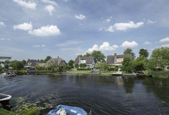 De woning heeft een heerlijk, grote woonkeuken in hoekopstelling voorzien van 5-pits gasfornuis met dubbele oven, schouw, koelkast, vaatwasser en combi-magnetron.