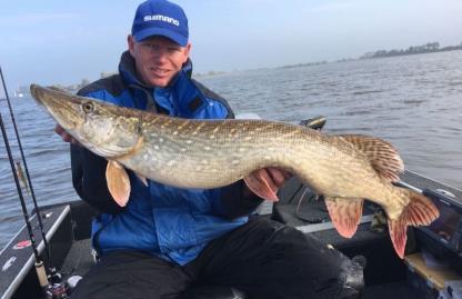 visboot per twee personen 4 pk motor - Inclusief lokale visvergunning - Inclusief startpakket ter waarde van 50,- - Inclusief 2 halve dagen persoonlijke begeleiding aan boord bij Herman en of Jan