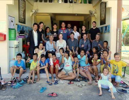 en zijn vrouw Kong. Zij wonen in Nong Rua, zijn al langer christen en gaan in Khon Kaen (een uur bij ons vandaan) naar de kerk. Regelmatig gaan we met de bijbelstudiegroep op zaterdag bij hen langs.