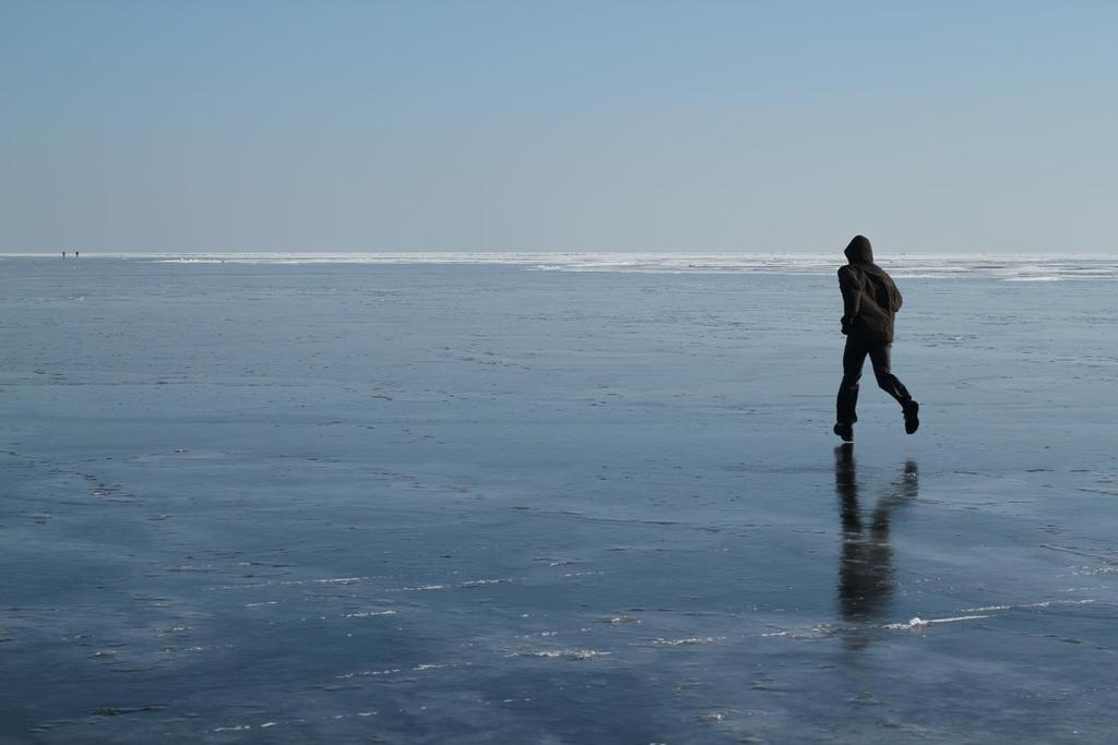 Unsuspectingly, this scientist runs onto the IJssel-lake, early January 2012. Despite the inconstant climate he assumes that the ice will carry him.