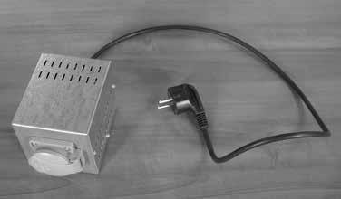 4 Conexión eléctrica Este aparato está dotado de un mando a distancia; debe preverse una toma eléctrica de 230V. No olvide desenchufar el hogar antes de efectuar cualquier tarea.