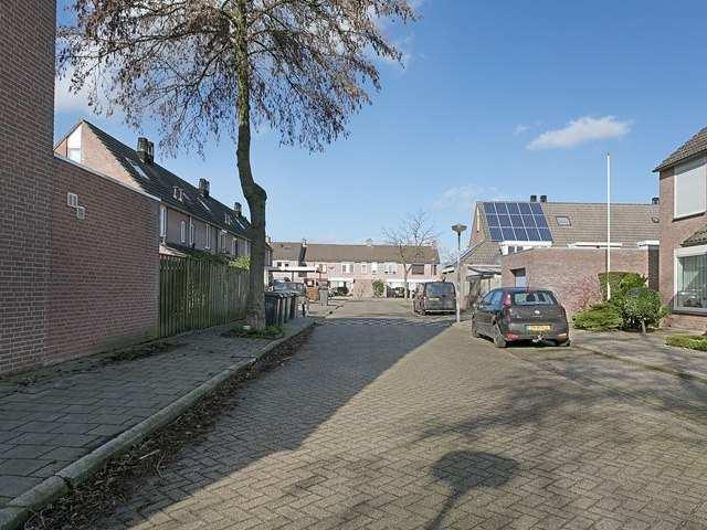 De garage is voorzien van een elektrisch bedienbare toegang,