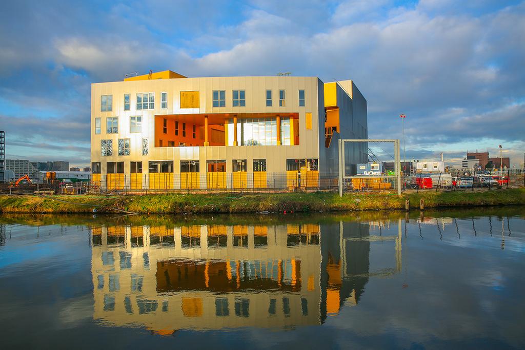 De leerlingen, hun ouders, medewerkers en andere genodigden genoten van een prachtig openingslied, enkele speeches en het feestelijke moment waarop de glijbaan in de school officieel in gebruik