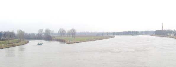 Het schiereiland Bosscherveld gezien vanaf de Noorderbrug, met op de achtergrond de stuw. De BBBB-route loopt over de stuw en over een brug waar nu de rijnaak vaart.