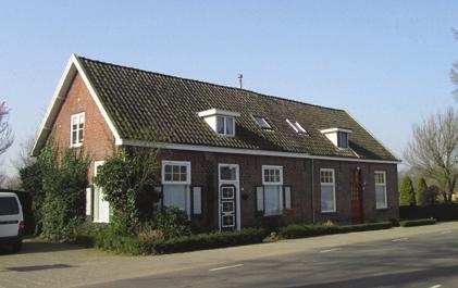 De bebouwing aan de Helvoirtsestraat bestaat grotendeels uit vrijstaande woningen, maar ook twee-onder-één-kap woningen komen voor.