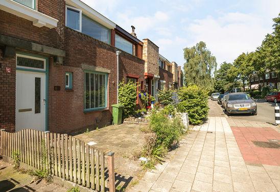 Deze leuke poortwoning beschikt over een multifunctioneel souterrain, lichte woonkamer, half open keuken, 3 slaapkamers en een moderne badkamer.