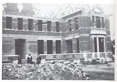 Slaapzalen anno 1910 In Lede waar men resoluut had gekozen voor de psychiatrische zorg stonden nieuwe bouwprojecten op stapel.