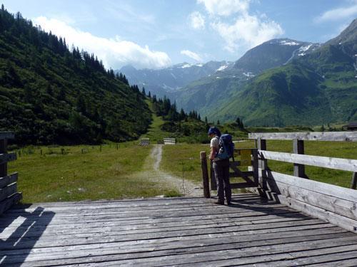 Een groot gedeelte volgen we de Naßfeld Naturschauweg langs alle mooie plekjes en veel beken en watervallen.