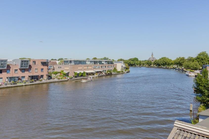 BIJZONDER: royaal 4-kamer appartement aan de Rijn Zonligging op het zuid/westen Bij de ingang van een van de oudste straten van Alphen is enkele jaren geleden het statige appartementencomplex Palais