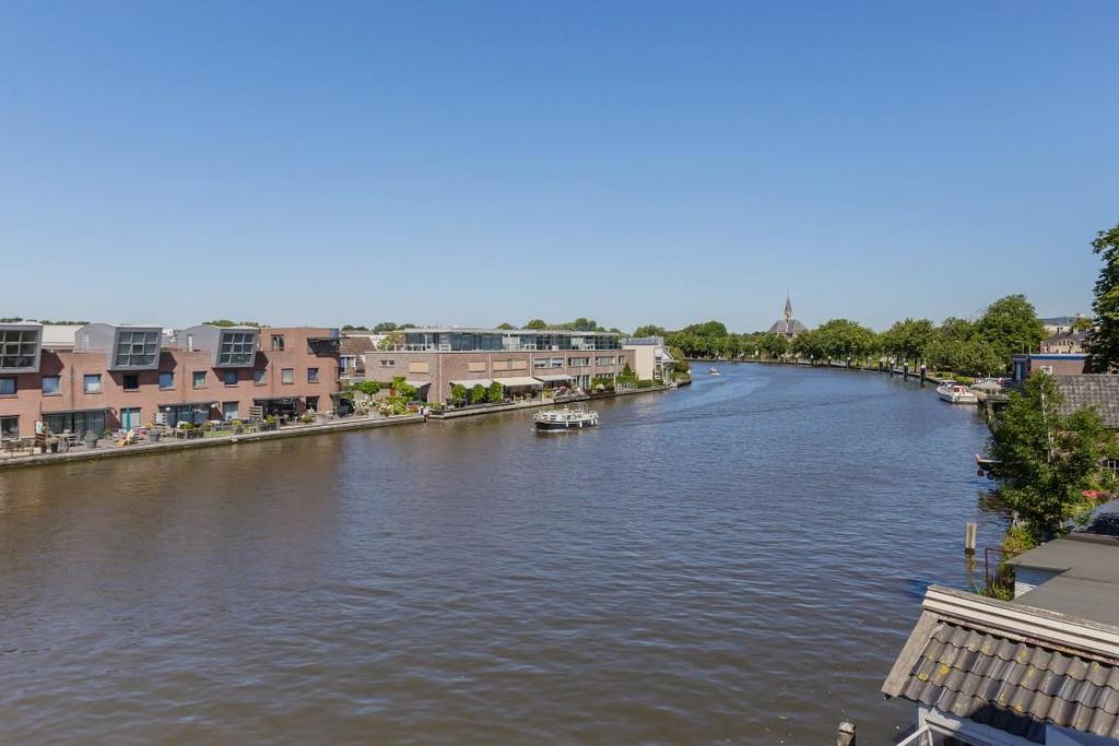 Het uitzicht is volledig vrij over een brede bocht in de Rijn.