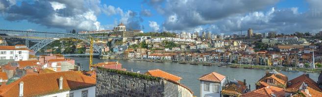 tegen de heuvel aan de noordzijde van de Douro in volle glorie in ogenschouw kunt nemen maar ook aan de andere kant