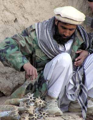 Al-Qaida en de Taliban De Talibanbeweging, die tussen 1996 en 2001 aan de macht was in Afhganistan, onderhield nauwe banden met Al-Qaidaleden.
