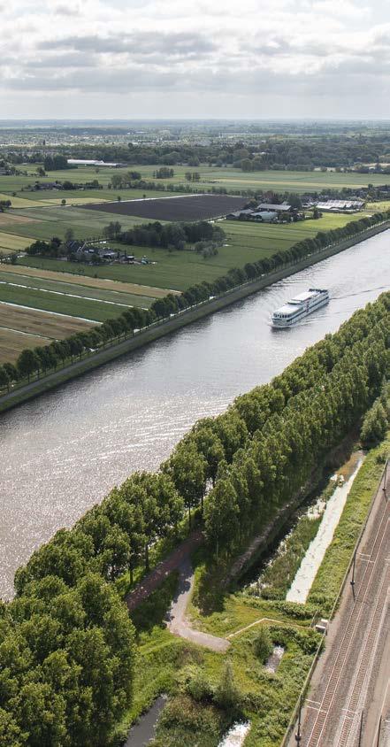 Bij de monding van de Maas en Rijn is verzilting een belangrijk aandachtspunt. Bij de open verbinding van de Nieuwe Waterweg met zee komt via de onderstroom zout water naar binnen.