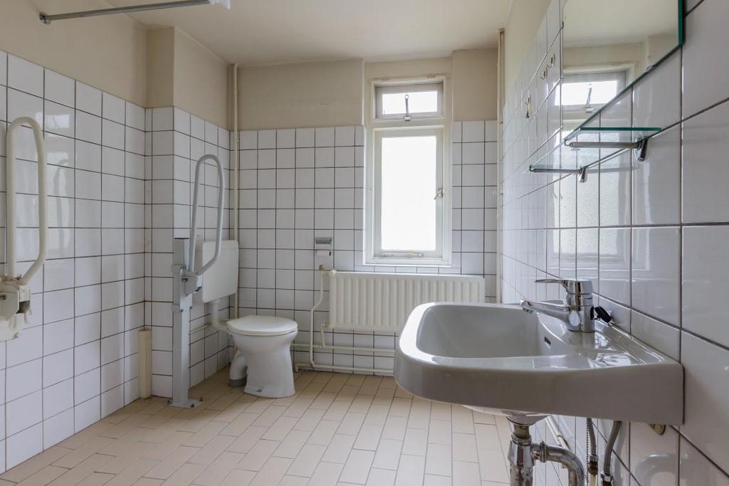 De badkamer: De woning beschikt over een eenvoudige badkamer