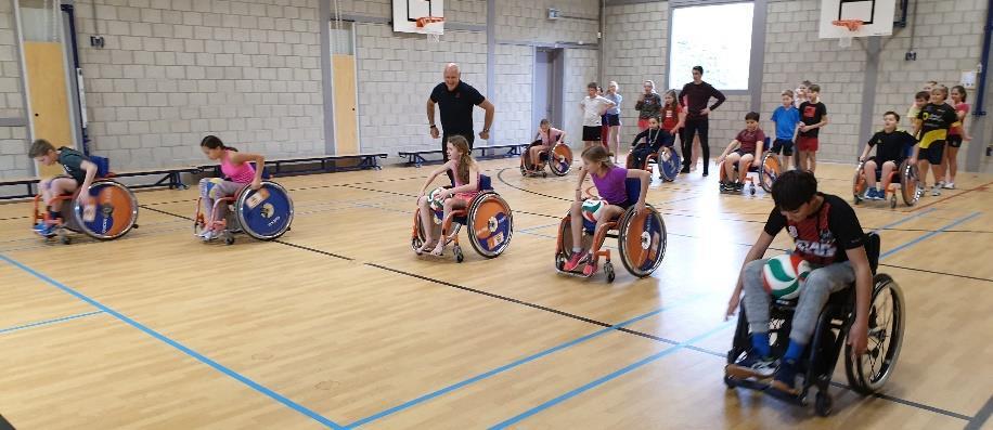 Deze winnaars kunnen eventueel meedoen met de regiowedstrijden. Gefeliciteerd!!! Clinic (S)cool on Wheels groep 7a Dinsdag 19 februari heeft groep 7a weer een clinic rolstoelbasketbal gehad.