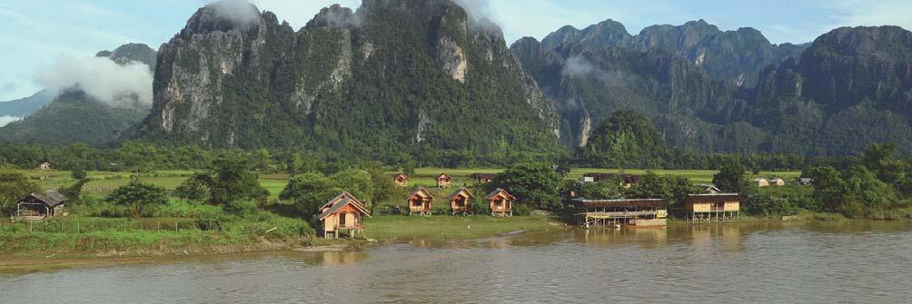 Zuidoost-Azië Opgave 5 Toerisme in Laos Karstverschijnselen in Vang Vieng Vang Vieng ligt zo'n 100 kilometer ten noorden van de hoofdstad Vientiane.