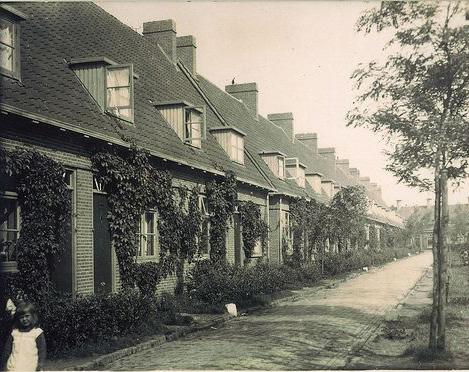 BLOEIT WEER OP Al honderd jaar behoort Vreewijk tot de fraaiste tuindorpen van Nederland. Zowel nationaal als internationaal geniet het beschermde stadsgezicht nog altijd aanzien.