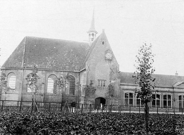 reformatie kwam de kerk in 1586 in handen van de protestanten. Bij de dorpsbrand in 1692 werd het kerkgebouw als een van de weinige gebouwen van Sint Annaland gespaard.